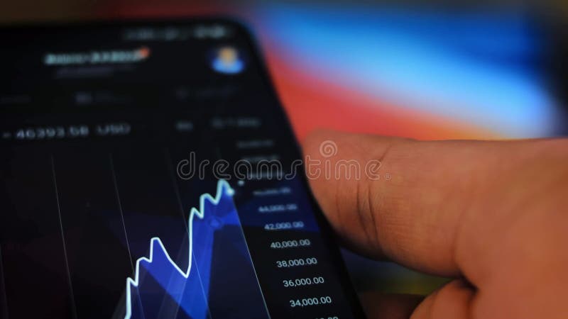Mâle caucasien effectuant un paiement avec bitcoins cryptomonnaie en utilisant son smartphone. conception d'interface d'applicatio banque de vidéos