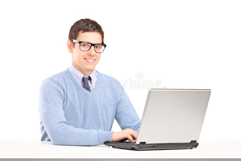 Mâle de sourire travaillant sur un ordinateur portatif