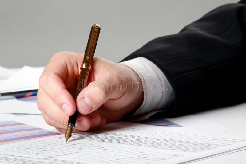 Mâna masculină scrie în document stock photography