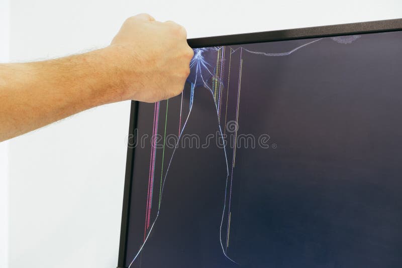 Mâna masculină sparge ecranul monitorului. monitor LCD spart. perforarea monitorului. ecran spart
