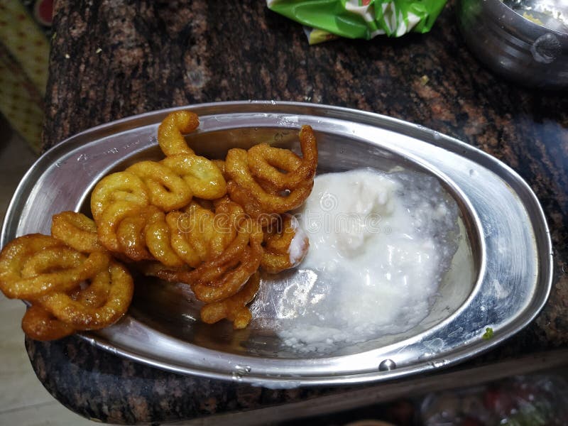 Mâncare proaspătă și crocantă din India Jalebi de Vest. gustare delicioasă pe partea laterală a străzii, populară în culorile alb- stock photo
