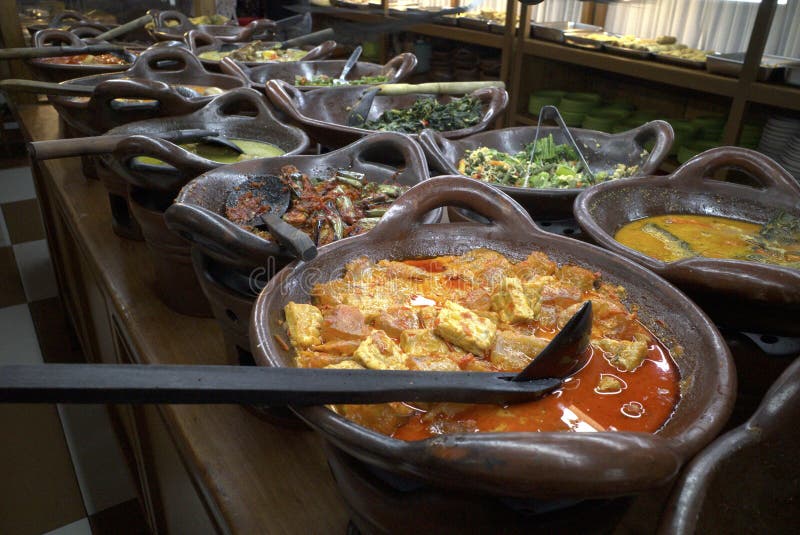 Mâncăruri tradiționale indoneziene gata să mănânce mâncăruri delicioase de stradă în Yogyakarta Indonezia royalty free stock photos
