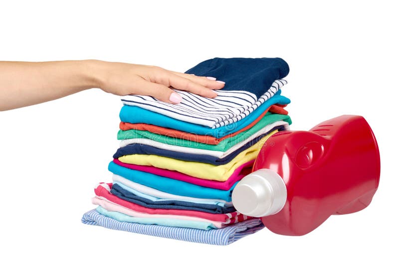 Mână cu teanc de haine și sticlă de detergent rufe textile proaspete stock image
