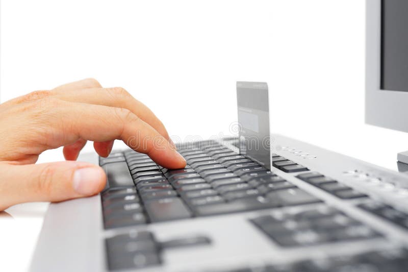 Mână masculină care utilizează calculator și card de credit pentru plata online stock photos