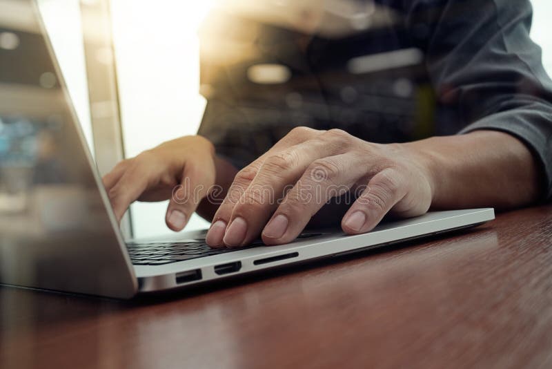 Mână om de afaceri care lucrează pe computer notebook royalty free stock image