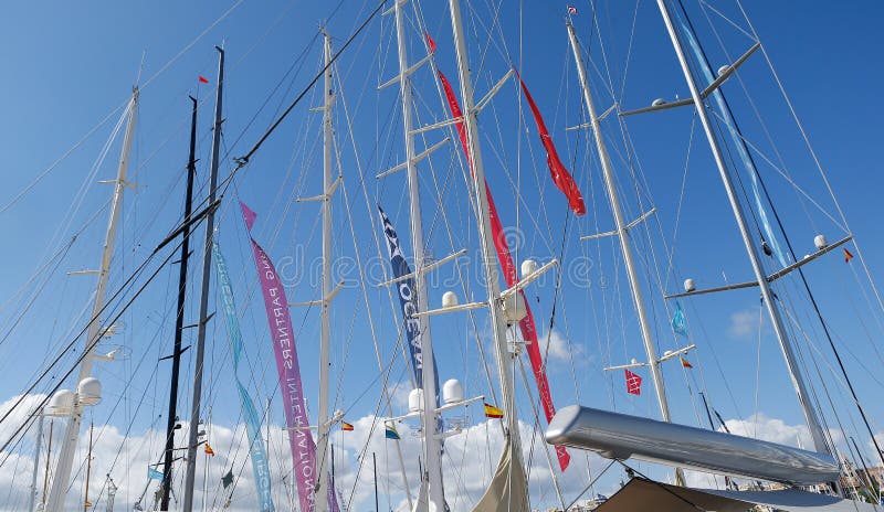 Mâts de bateaux de navigation dans le port maritime de palma pendant la cinquantième foire de Boatshow au détail de port maritime photos libres de droits Mâts de bateaux de navigation dans le port maritime de palma pendant la cinquantième foire de Boatshow au détail de port maritime photos libres de droits