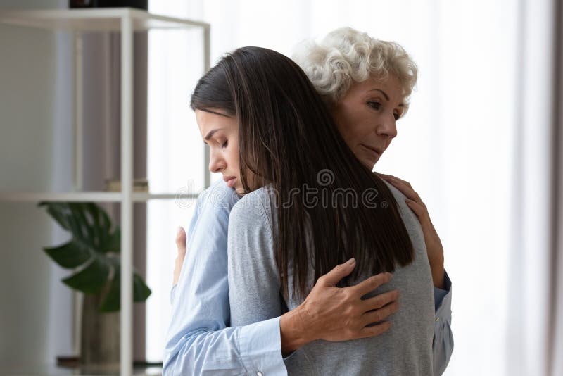 Mãe apoiadora abraço triste filha adulta deprimida