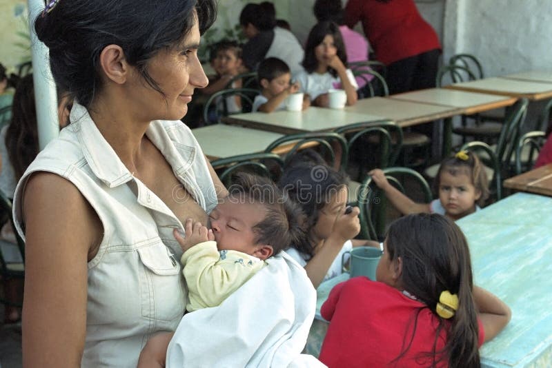 A mãe argentina amamenta seu bebê no precário
