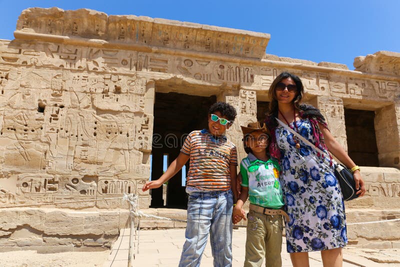 Mãe com a criança no templo de Ramesseum em Luxor - Egito fotografia de stock royalty free Mãe com a criança no templo de Ramesseum em Luxor - Egito fotografia de stock royalty free