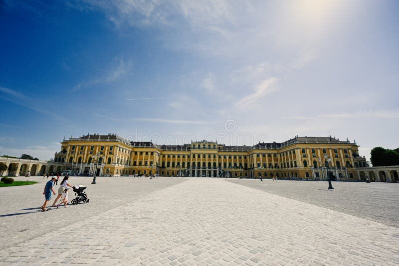 Mãe com crianças a andar no palácio de schonbrunn em viena áustria foto de stock
