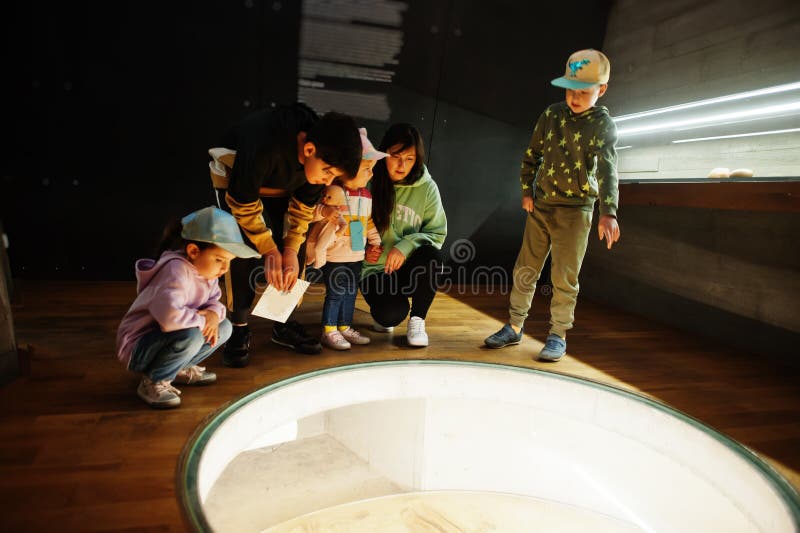 Mãe com crianças explorando exposições em salas de museus fotografia de stock