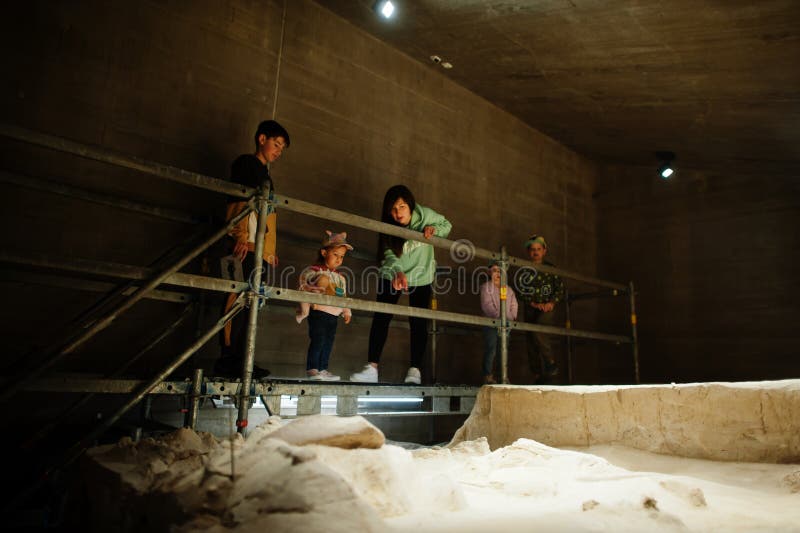 Mãe com crianças explorando exposições em salas de museus fotografia de stock