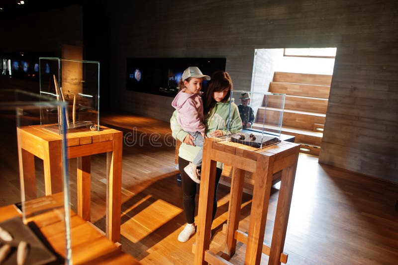 Mãe com crianças explorando exposições em salas de museus fotos de stock