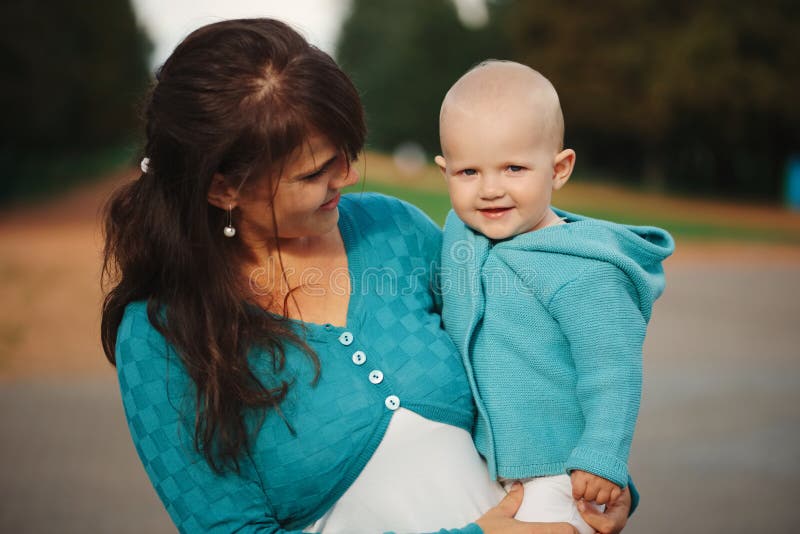 Mãe com a filha pequena bonito fotos de stock Mãe com a filha pequena bonito fotos de stock