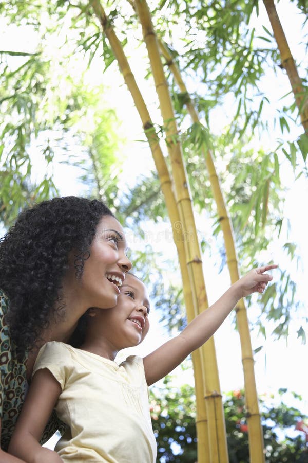 Mãe com Filha a Apontar no Parque imagens de stock royalty free