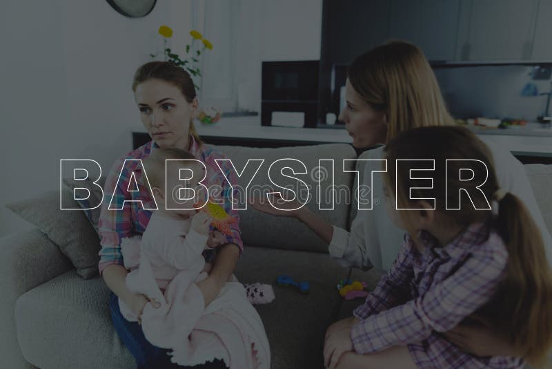 A mãe discute uma baby-sitter em casa fotografia de stock A mãe discute uma baby-sitter em casa fotografia de stock