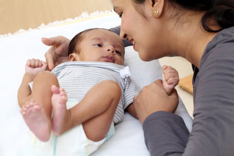 Mãe e amor recém-nascido do bebê foto de stock Mãe e amor recém-nascido do bebê foto de stock