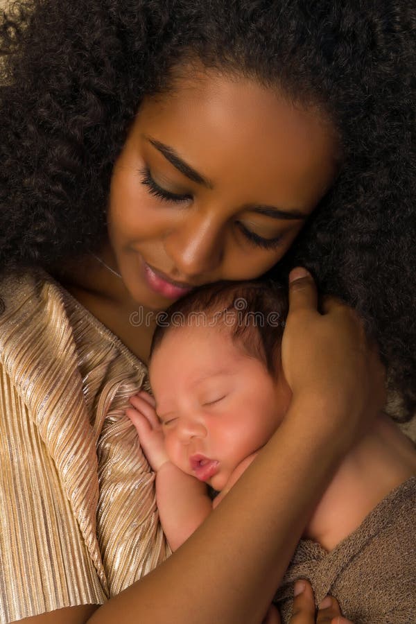 Mãe e bebê do momento de ligação imagem de stock royalty free Mãe e bebê do momento de ligação imagem de stock royalty free