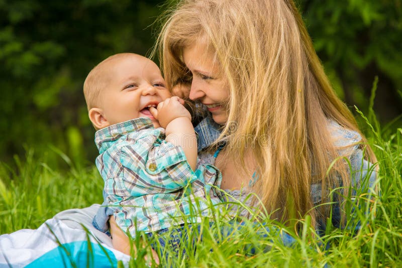 Mãe e bebê que sorriem fora fotos de stock royalty free Mãe e bebê que sorriem fora fotos de stock royalty free