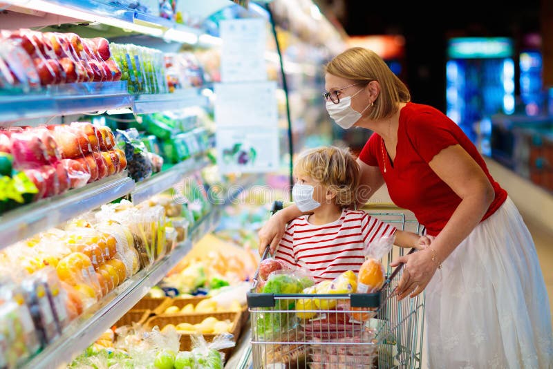 Mãe e criança comprando frutas no supermercado