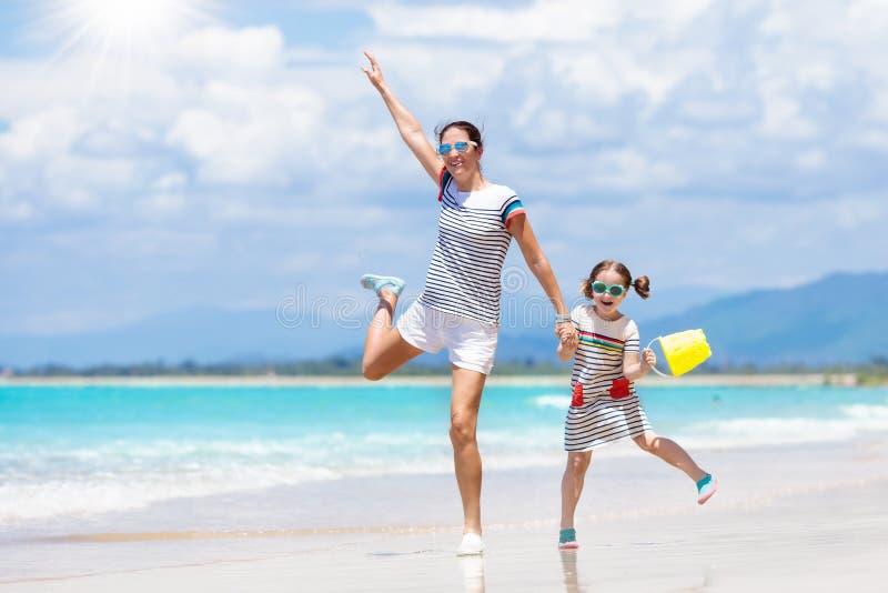 Mãe e criança na praia tropical Férias do mar imagem de stock Mãe e criança na praia tropical Férias do mar imagem de stock