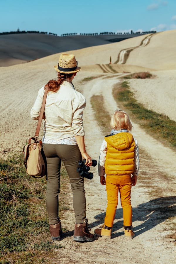 Mãe e criança na viagem de Toscânia do verão que olha na distância fotografia de stock Mãe e criança na viagem de Toscânia do verão que olha na distância fotografia de stock