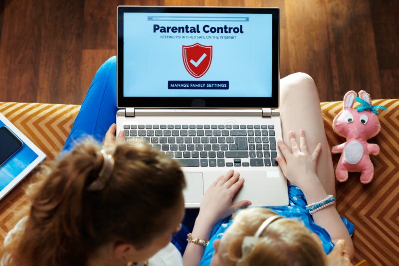 Mãe e filha configurando o controle parental no laptop