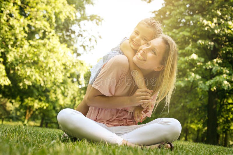 Mãe e filha fora em um prado Mãe que leva sua Dinamarca imagens de stock royalty free Mãe e filha fora em um prado Mãe que leva sua Dinamarca imagens de stock royalty free