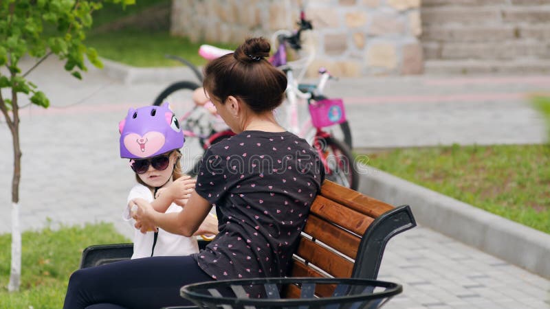 Mãe e filha no banco no parque