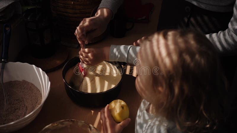 Mãe e filha preparando biscoitos na cozinha