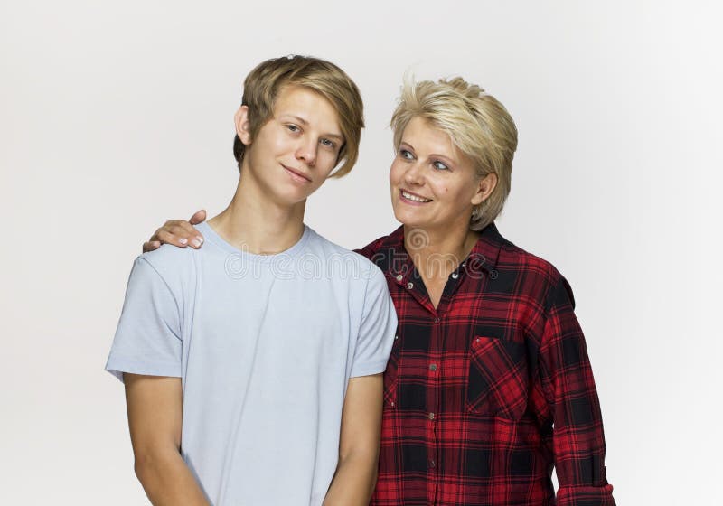 Mãe e filho felizes e sorrindo Retrato de amor da família contra fotografia de stock royalty free Mãe e filho felizes e sorrindo Retrato de amor da família contra fotografia de stock royalty free
