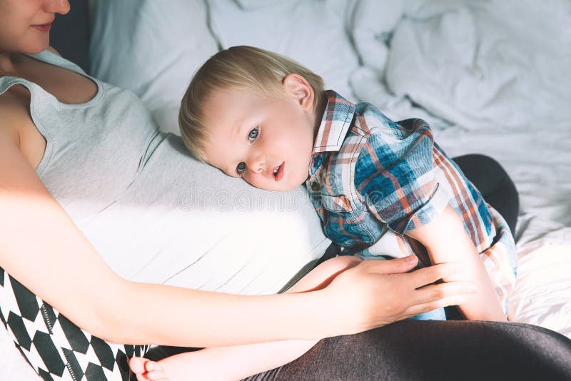 Mãe e filho grávidos em casa foto de stock Mãe e filho grávidos em casa foto de stock