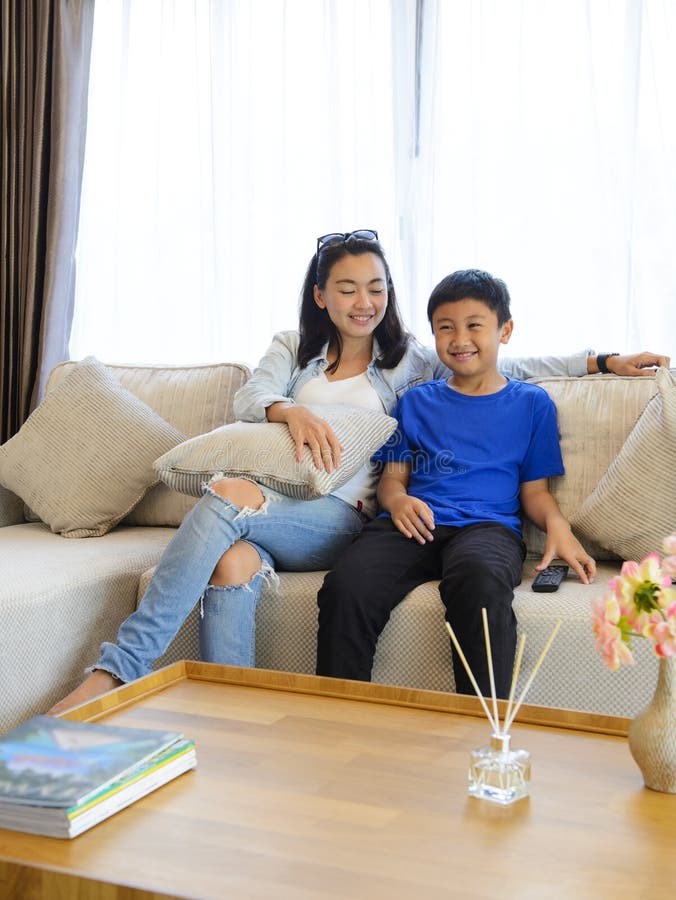 Mãe e filho que olham a tevê junto em casa fotos de stock Mãe e filho que olham a tevê junto em casa fotos de stock