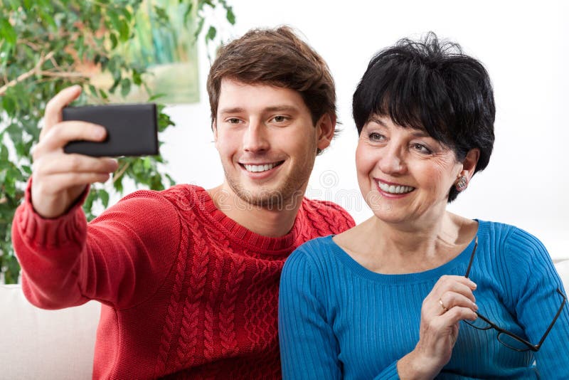 Mãe e filho que tomam o selfie fotografia de stock royalty free Mãe e filho que tomam o selfie fotografia de stock royalty free