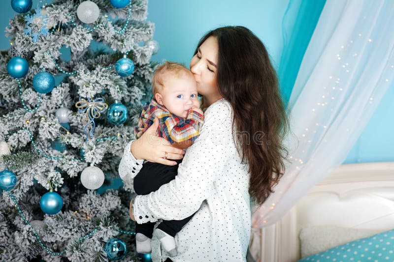 Mãe feliz da família e filho pequeno do bebê que joga em casa em feriados do Natal Feriados do ` s do ano novo Criança com a mamã fotografia de stock royalty free Mãe feliz da família e filho pequeno do bebê que joga em casa em feriados do Natal Feriados do ` s do ano novo Criança com a mamã fotografia de stock royalty free