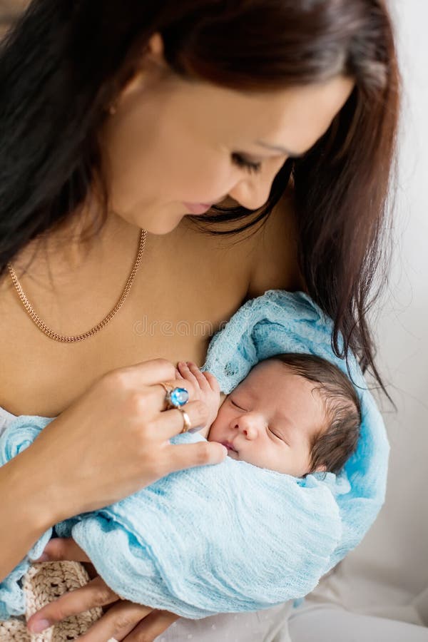 Mãe feliz que guardara o bebê recém-nascido imagem de stock royalty free Mãe feliz que guardara o bebê recém-nascido imagem de stock royalty free