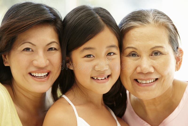 Mãe, filha e avó asiáticas