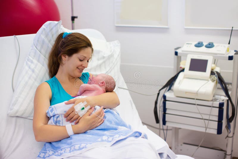 Mãe nova que dá o nascimento a um bebê