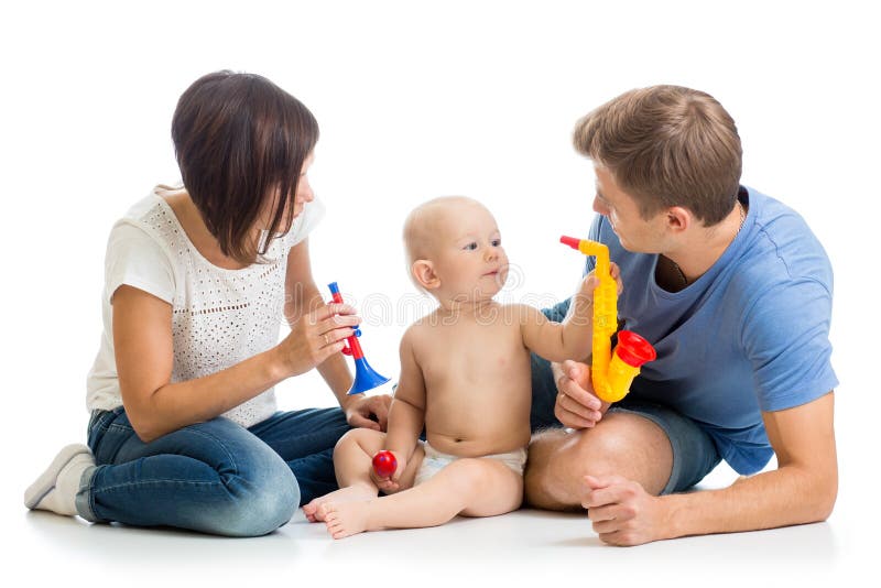 A mãe, o pai e o bebê jogam brinquedos musicais Isolado no branco imagem de stock royalty free A mãe, o pai e o bebê jogam brinquedos musicais Isolado no branco imagem de stock royalty free