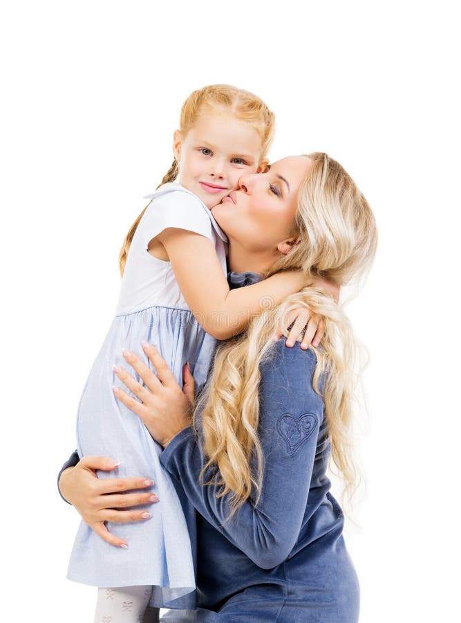 Mãe que abraça sua filha bonita isolada no branco Família, fotos de stock Mãe que abraça sua filha bonita isolada no branco Família, fotos de stock