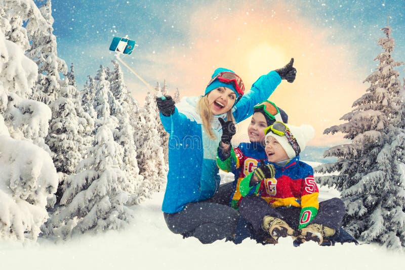 Mãe que anda com crianças em um divertimento nevado do inverno da floresta fotografia de stock royalty free Mãe que anda com crianças em um divertimento nevado do inverno da floresta fotografia de stock royalty free