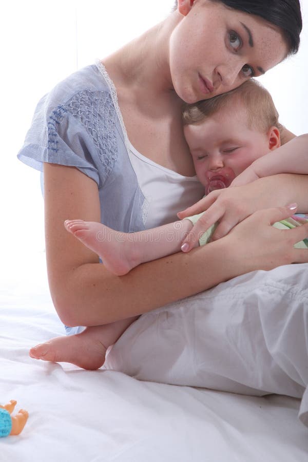 Mãe que balança seu bebê imagens de stock royalty free Mãe que balança seu bebê imagens de stock royalty free