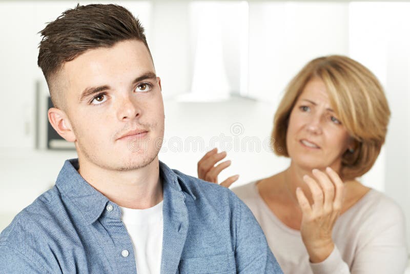 Mãe que discute com o filho adolescente