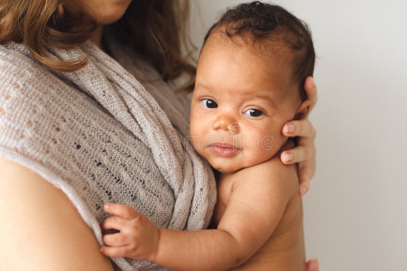 Mãe que guarda a criança de sorriso recém-nascida bonito foto de stock Mãe que guarda a criança de sorriso recém-nascida bonito foto de stock