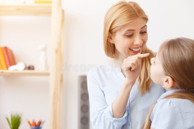 Mãe que joga com sua filha em casa foto de stock Mãe que joga com sua filha em casa foto de stock