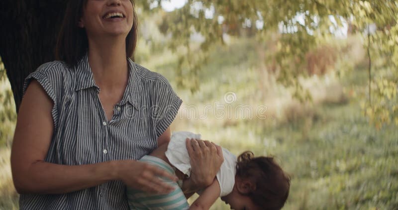 Mãe reconfortando uma menina triste e contorcida