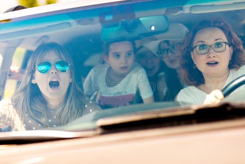 Mães com as filhas assustados em automobilístico amedrontado pelo acidente entrante foto de stock Mães com as filhas assustados em automobilístico amedrontado pelo acidente entrante foto de stock