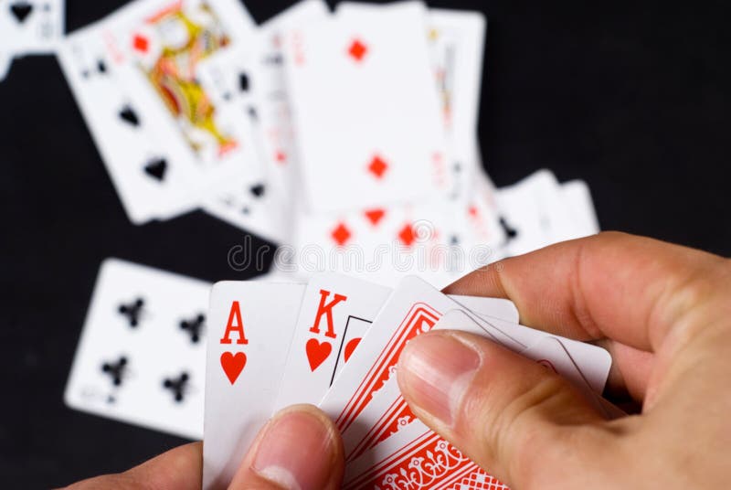 Mão com cartas de baralho imagens de stock