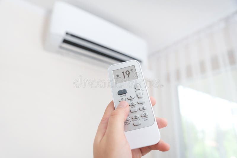 Mão com controle remoto direcionado para o ar-condicionado imagens de stock Mão com controle remoto direcionado para o ar-condicionado imagens de stock