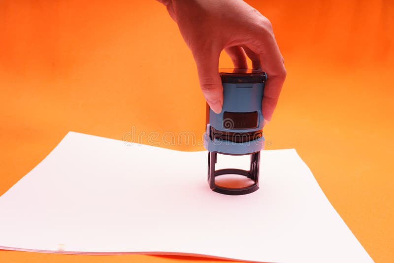 Mão com o selo, selo do ` s da mulher Processe o carimbo do contrato, originais, fim acima ilustração do vetor Mão com o selo, selo do ` s da mulher Processe o carimbo do contrato, originais, fim acima ilustração do vetor